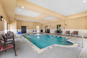 Bazén v ubytování Best Western Plus Burleson Inn & Suites nebo v jeho okolí