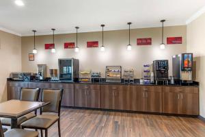 Kuchyň nebo kuchyňský kout v ubytování Best Western Plus Burleson Inn & Suites