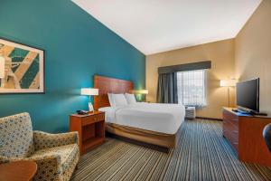 Uma TV ou centro de entretenimento em Best Western Plus Tuscumbia/Muscle Shoals Hotel & Suites
