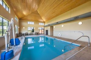 A piscina localizada em Best Western Plus Tuscumbia/Muscle Shoals Hotel & Suites ou nos arredores
