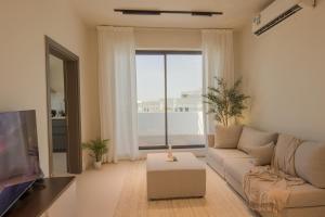 TV a/nebo společenská místnost v ubytování Modern Luxurious 1BR, Penthouse BLISS