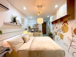 Un dormitorio con una cama grande y una cocina. en 3D's One PonteFino Tower, en Batangas