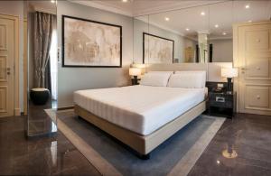 Postel nebo postele na pokoji v ubytování Radisson Blu GHR Rome + 37 fotografií