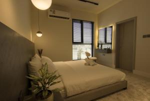 Postel nebo postele na pokoji v ubytování Modern Luxurious 1BR, Penthouse BLISS