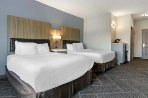 Postelja oz. postelje v sobi nastanitve Best Western Plus Appleton Airport Mall Hotel