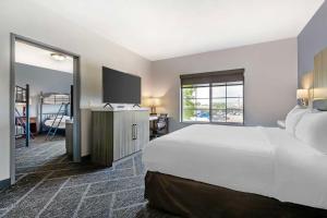 Postelja oz. postelje v sobi nastanitve Best Western Plus Appleton Airport Mall Hotel