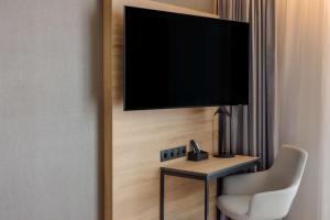TV i/ili multimedijalni sistem u objektu Radisson Hotel Graz