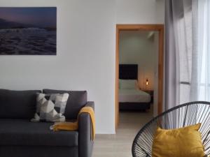 un soggiorno con un divano e un letto di Charming House Tarrafal a Tarrafal
