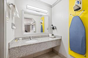 Koupelna v ubytování Days Inn by Wyndham Kenedy Karnes City + 42 fotografií