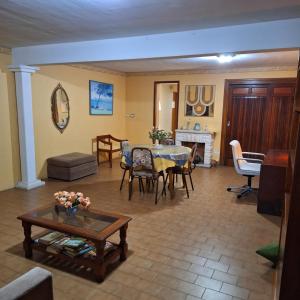 a living room with a table and chairs at AMPLIO DEPARTAMENTO temporario in La Plata +8 photos