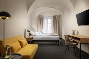 una camera d'albergo con un letto e un divano di Hotel Savorsky a Jihlava Altre 28 foto