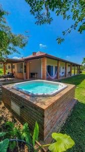 La pileta dentro o cerca de ACASA DO JOAQ U I M, varanda e spa com vista incrível, ar condicionado e roupa de cama e banho entre Porto Feliz, Boituva e Tietê