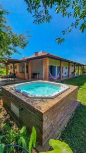 La pileta dentro o cerca de ACASA DO JOAQ U I M, varanda e spa com vista incrível, ar condicionado e roupa de cama e banho entre Porto Feliz, Boituva e Tietê