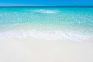Blick auf das Meer vom Sandstrand in der Unterkunft Shelly Sands HeatedPool & HotTub Private Beach in Destin