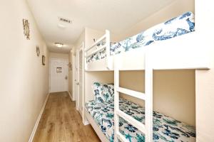 Ein Bett oder Betten in einem Zimmer der Unterkunft Shelly Sands HeatedPool & HotTub Private Beach
