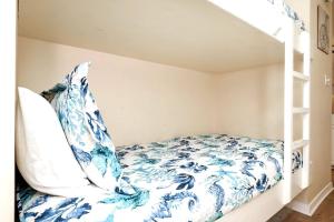 Ein Bett oder Betten in einem Zimmer der Unterkunft Shelly Sands HeatedPool & HotTub Private Beach