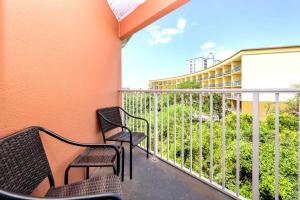 Ein Balkon oder eine Terrasse in der Unterkunft Shelly Sands HeatedPool & HotTub Private Beach