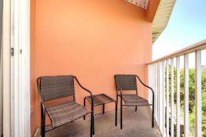 Ein Balkon oder eine Terrasse in der Unterkunft Shelly Sands HeatedPool & HotTub Private Beach