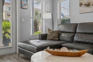 una sala de estar con un sofá y una mesa en Crystal Tower Free Golf Cart Private Pool, en Destin