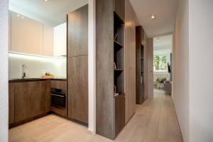 een keuken met houten kasten en een hal bij Studio Kai - ZF Hvar in Hvar