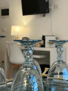 Dos jarrones de vidrio transparente sobre una mesa. en L'angolo del Massimo Palermo, en Palermo