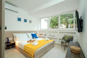 een slaapkamer met een bed met een gele deken bij Studio Kai - ZF Hvar in Hvar