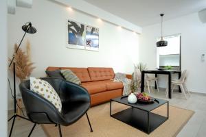 een woonkamer met een bank en een tafel bij Studio Kai - ZF Hvar in Hvar