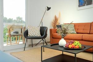 een woonkamer met een bank en een tafel met een fruitschaal bij Studio Kai - ZF Hvar in Hvar