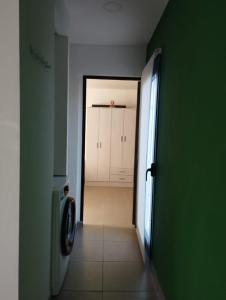 un pasillo con una puerta que da a una habitación con lavadora en Takú Huasi, en La Rioja
