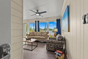 Coin salon dans l'établissement Hook Line Double Sinker Lake View 3 Comm Pools