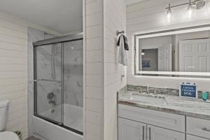 Salle de bains dans l'établissement Hook Line Double Sinker Lake View 3 Comm Pools
