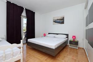 Posteľ alebo postele v izbe v ubytovaní Apartments with a parking space Senj - 5571