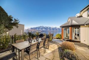 d'une terrasse avec une table et des chaises offrant une vue sur le lac. dans l'établissement Fabulous Home with Great Views, à Queenstown
