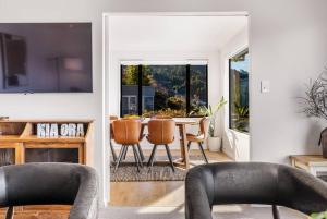 une salle à manger avec une table et des chaises dans l'établissement Fabulous Home with Great Views, à Queenstown