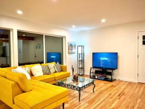 Una televisión o centro de entretenimiento en Colochas Home A Forest Haven
