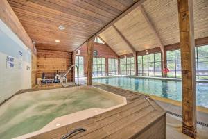 Bazén v ubytování Sapphire Valley Condo with Pool and Lake Beach Access! nebo v jeho okolí