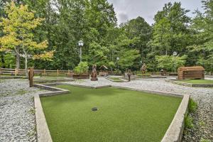 Zahrada ubytování Sapphire Valley Condo with Pool and Lake Beach Access!