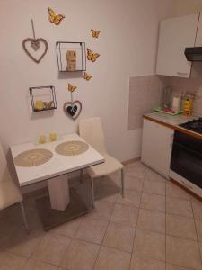 une cuisine avec une table aux papillons sur le mur dans l'établissement Apartments with parking space Kneza, Korcula - 23421, à Pupnat 15 autres photos
