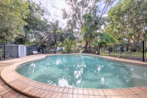 una piscina in un cortile con una recinzione di Bay Parklands, 22, 2 Gowrie Avenue - pool, tennis court, spa, child friendly a Nelson Bay