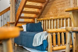 Ce lit se trouve dans un dortoir doté d'un escalier en bois. dans l'établissement Lemon Ridge Lodge, à Unionville