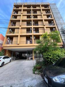 un gran edificio de apartamentos con personas en los balcones en Mokkwa Mansion, Hat yai, en Hat Yai
