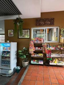 una tienda de comestibles con nevera en una habitación en Mokkwa Mansion, Hat yai, en Hat Yai