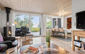 Μια τηλεόραση ή/και κέντρο ψυχαγωγίας στο 4 Bedroom Lovely Home In Tarm