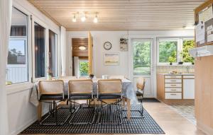 Η κουζίνα ή μικρή κουζίνα στο 4 Bedroom Lovely Home In Tarm