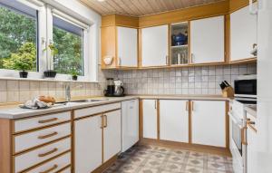 Η κουζίνα ή μικρή κουζίνα στο 4 Bedroom Lovely Home In Tarm