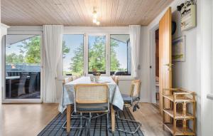 Χώρος καθιστικού στο 4 Bedroom Lovely Home In Tarm