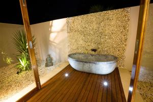 Port-HavannahにあるTrees and Fishes Private Retreatのバスルーム(バスタブ付) +60枚の写真