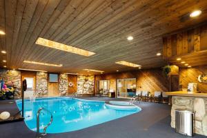 Kolam renang di atau dekat dengan New Bensenville Home by O'Hare Airport with Indoor Pool, Sauna, and Arcade