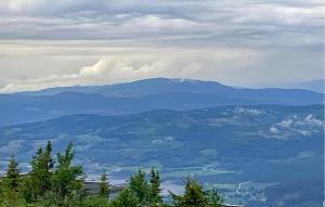 vista su una valle con montagne in lontananza di Amazing Apartment In Noresund With Wifi a Noresund Altre 9 foto