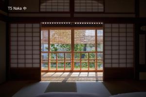 Rúm í herbergi á 滔々 倉敷民藝館南の宿 toutou, Mingeikan Minami no Yado